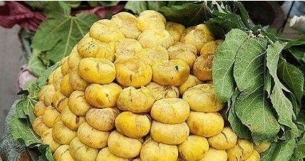 老大爷摆摊卖这个“烂水果”,一个只要2元,刚放下就被抢光了