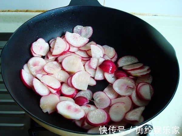 腊肠|萝卜就要这样做，大火炒一炒，口感清脆且入味，来一大口超下饭