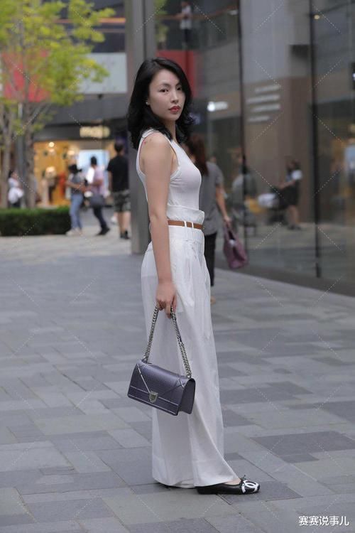 现在流行“半透明”裤姐姐胆大穿了,成熟女人味十足