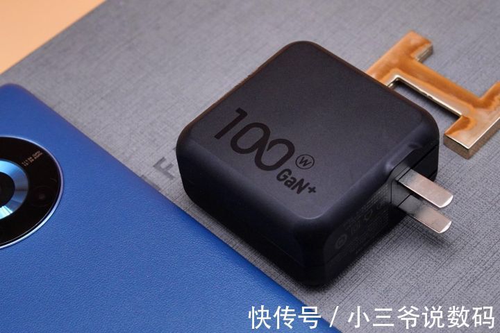 双口|Aohi 100W双口充电器：小巧一拖二设计，稳稳的快充体验