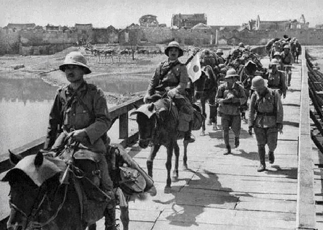 村民|村民上山砍树,无意发现一奇特洞口,打开看是一个军火库