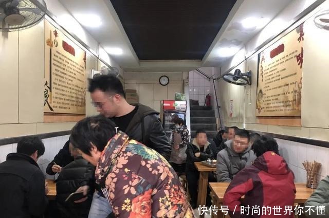 24年街边小店，一碗面70元，还没到饭点就座无虚席……！