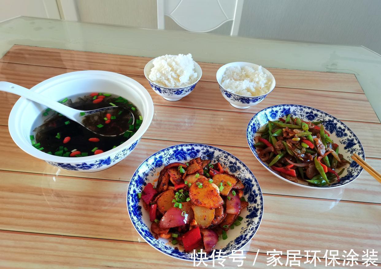 两人午饭，两菜一汤，都是自己爱吃的，最简单的幸福