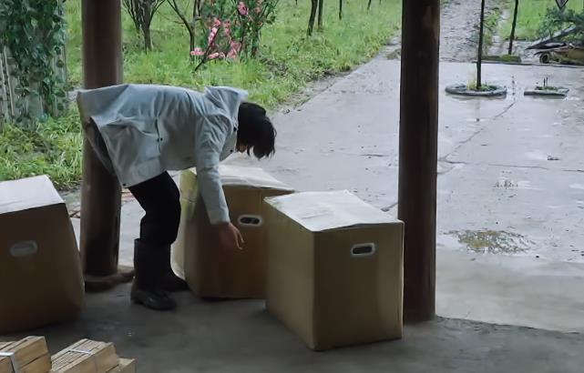 輕活|張子楓幫何炅搬行李, 腳上的鞋子成焦點(diǎn), 是不是來(lái)干活的一目了然