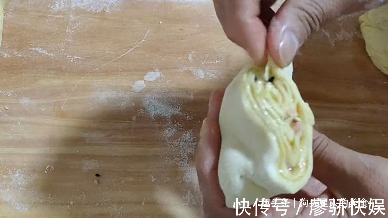 油酥|玉米面油酥饼做法，加多一种材料，口感丰富，吃着蓬松柔软，真香