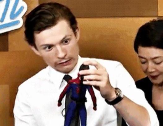 动作|荷兰弟宣传电影,不小心把手办的头弄掉,之后一个动作逗笑全场