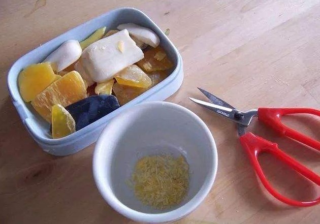 肥皂头太小不好继续用只需把肥皂头装进袜子里,轻松解决烦恼