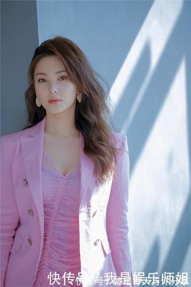 裙装|真正优雅层次高的女人,很少穿T恤短裤,看破浪的姐姐们就知道了