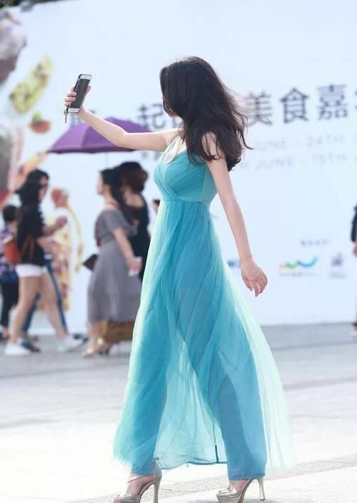 小姐姐|身材丰腴的美女，一件靓丽时尚的橙色长裙穿搭的修身又迷人