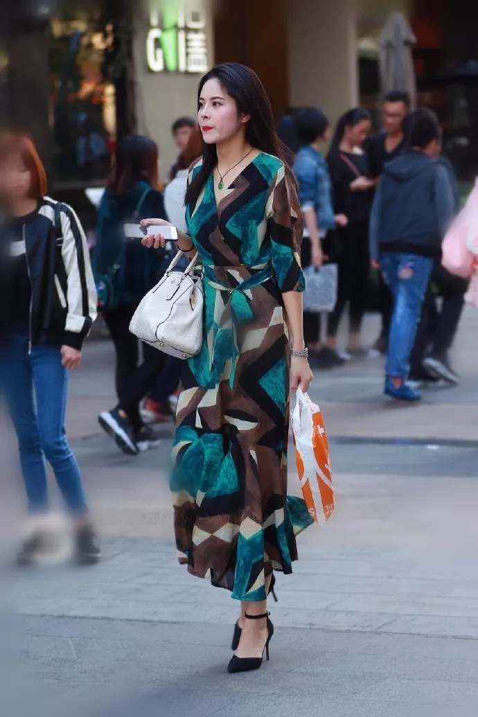 小姐姐|街拍:高跟鞋气质搭配,简约的时尚也可以有气质