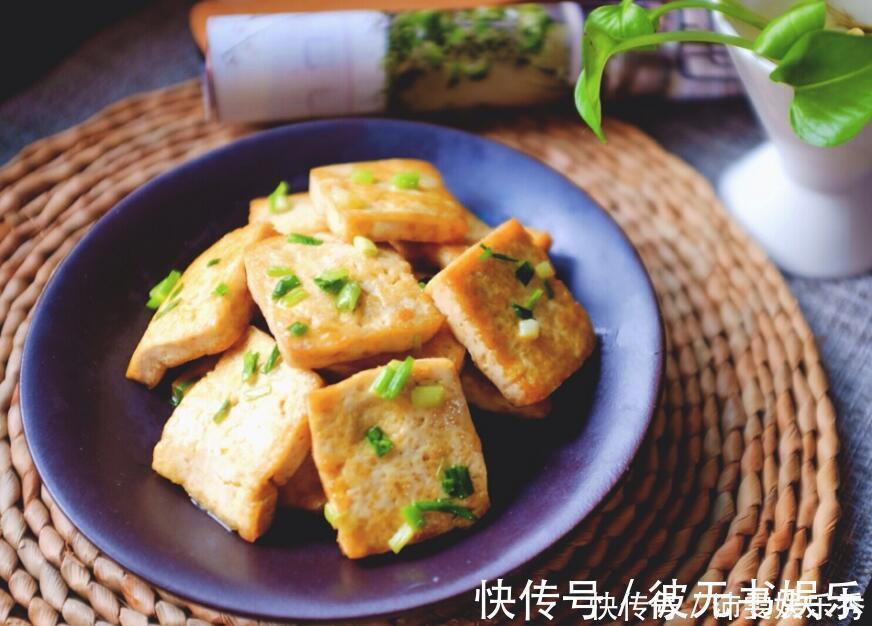 煎豆腐时，万万不可直接下锅，多加1步，豆腐水嫩不粘锅！