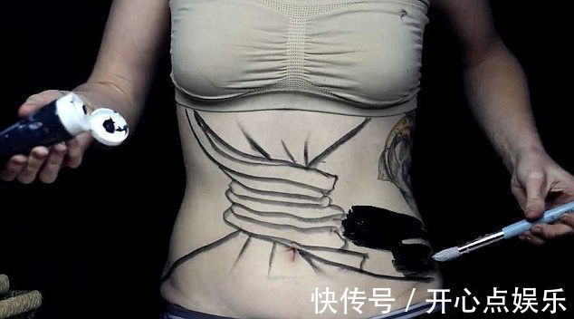 作画@女教师把在肚子上作画,完成作品后,结果课堂沸腾了