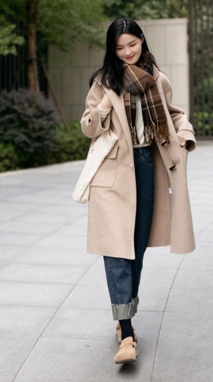 指南|秋冬穿搭指南,“大衣+直筒裤”最易上手,保暖又舒适,高级时髦