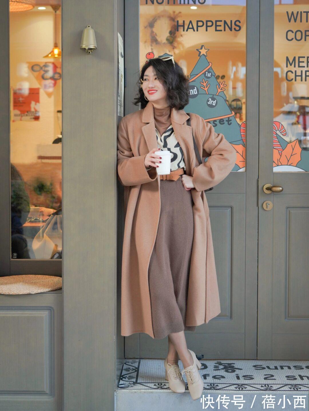 大衣|奔三奔四的女人一定要精致!冬季多穿“大地色大衣”,气质大加分