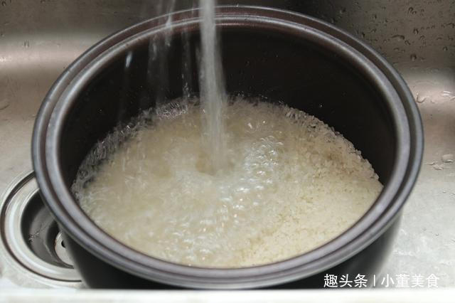 蒸米饭时,别只会加水蒸,多加这几步,蒸出的米饭又香又软