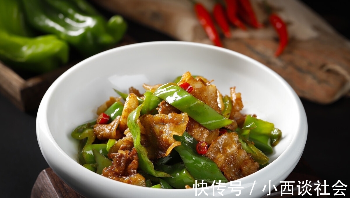 做辣椒炒肉，先炒辣椒还是先炒肉？记住2个技巧，肉片滑嫩辣椒香