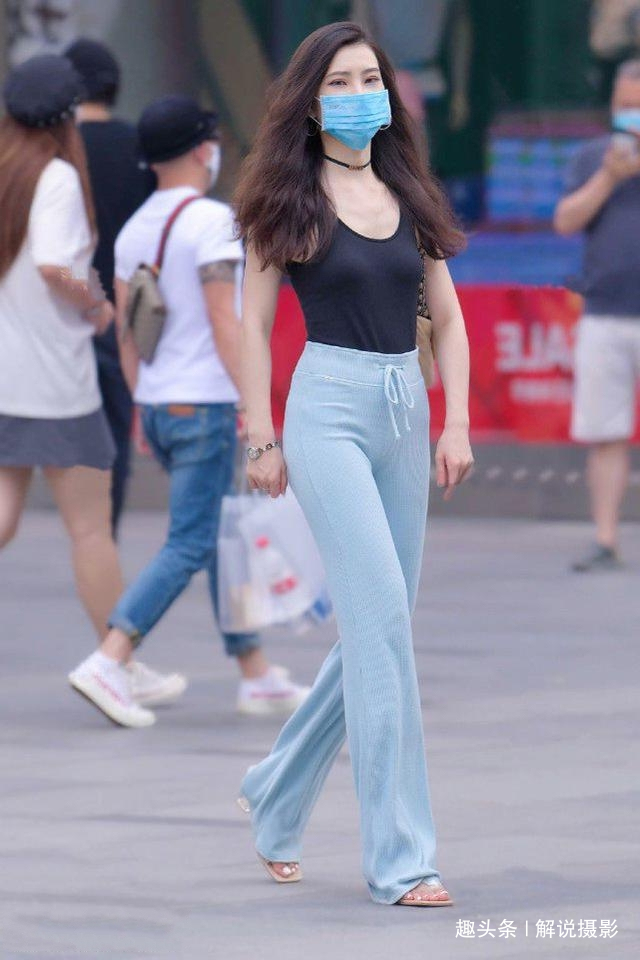 路人街拍,美女穿一条淡蓝色的裙子,看起来非常性感