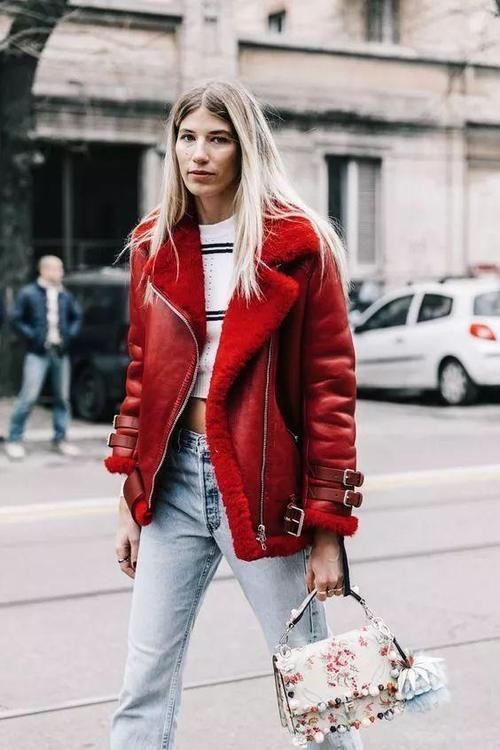 复古红 除了“高级灰”,“复古红”也有高级感,搭配各种单品很时尚