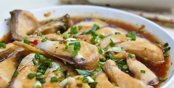 有人|清蒸鱼,有人放盐,有人放生抽?不对,教您一招,鱼肉鲜嫩不腥