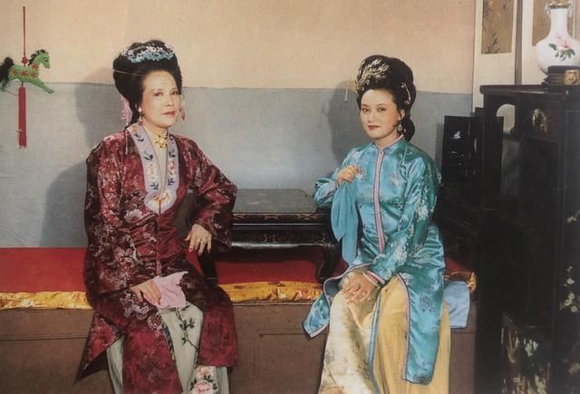 邢夫人@红楼梦:为什么鸳鸯宁死不肯嫁给贾赦做妾?不只是嫌他老