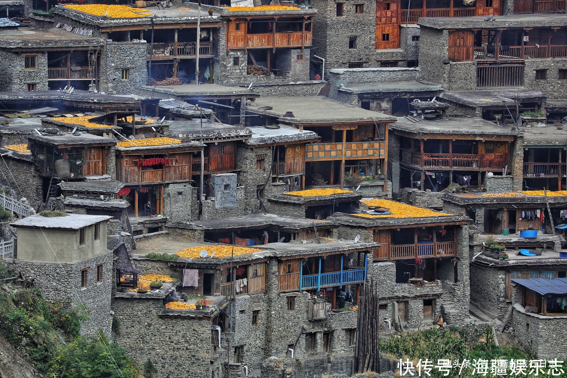 村寨|四川建在悬崖巨石上的村庄，全村屋顶连一起，远看如蜂巢世界罕见