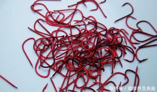 盘点3款针对小鱼的钩型优劣势,冬季钓鲫鱼,千万别选错!