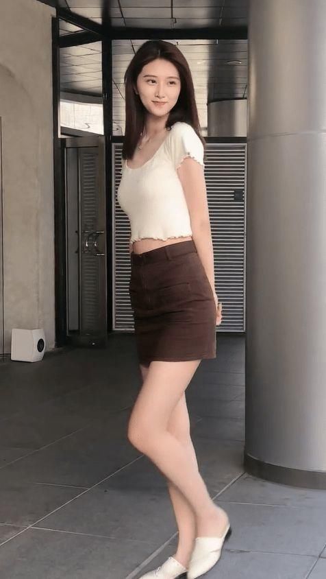 小姐姐|简单的穿搭也能很好看，小姐姐穿牛仔短裤游玩，穿上彰显火辣身材