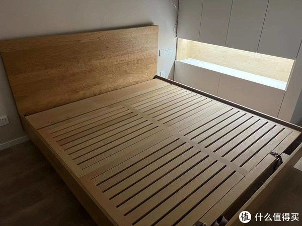 床头柜|只用两招，10㎡“空无一物”的卧室轻松塞下101个登机箱！