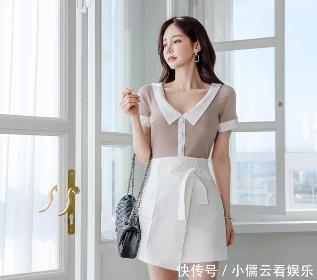 高跟鞋 浅咖灰白相间翻领绒面衫搭配斜边包臀裙,展现高雅清纯气息