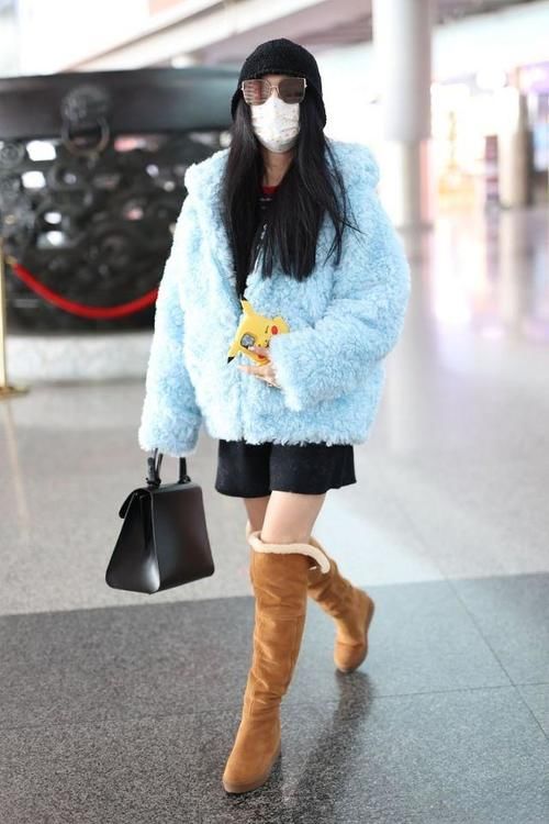 冬天最治愈的外套，浅色云朵绒柔暖优雅，还能穿出时髦女人味