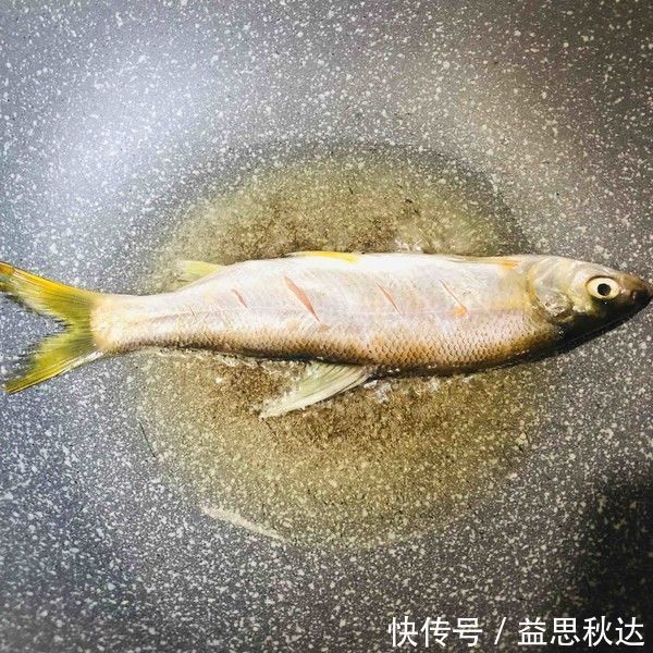 烧鱼,加醋去腥就废了,正确的是放“它”,上桌就扫光