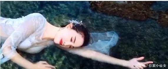 爬在水里,都快被熏哭了,姑娘为了拍照也是拼了