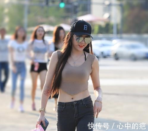 身材苗条|街拍丰腴女神长发及腰,凹凸有致秀出傲人身姿!