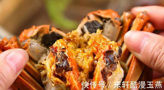 螃蟹的传统吃法，口味香甜，泛着酒味，蟹膏肥美，好吃到舔手指