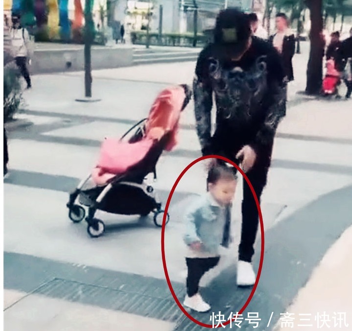 哄娃|萌宝跟妈妈一起出门逛街,突然看见了“爸爸”,画面却尬了