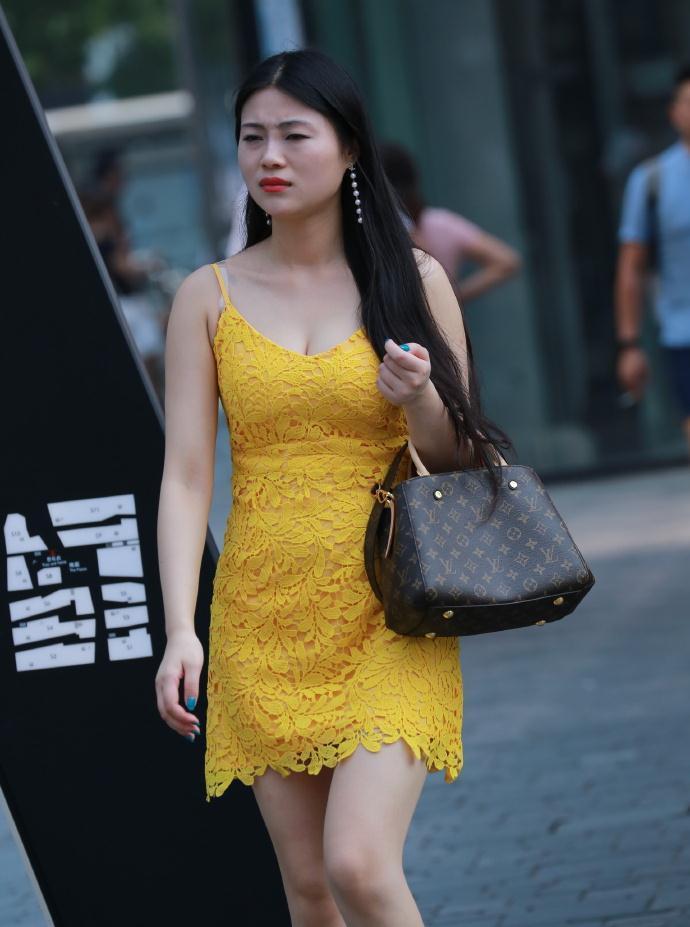 蕾丝 初秋“鲜艳”穿搭,选择“黄色”吊带裙,凸显女生的气质魅力