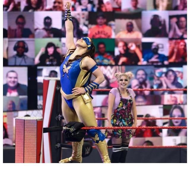 超級(jí)明星|女超人搭檔小魔女！WWE現(xiàn)在的科幻劇情連漫威也拍不出來