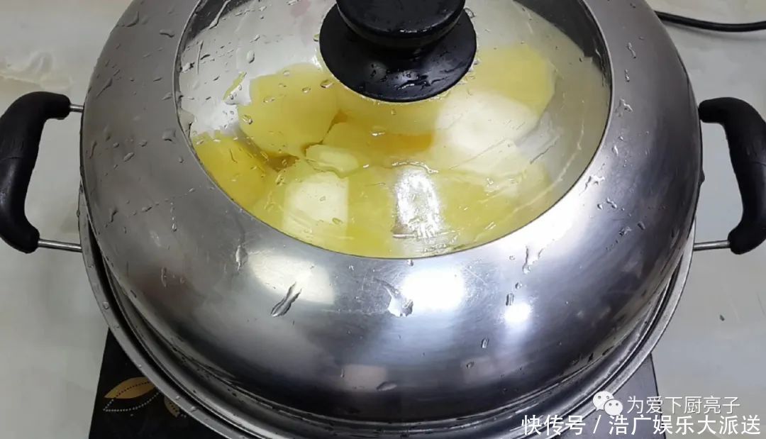 鸡蛋|土豆别再炒着吃了,撒1把葱花,比鸡蛋饼还香,出锅孩子都抢着吃