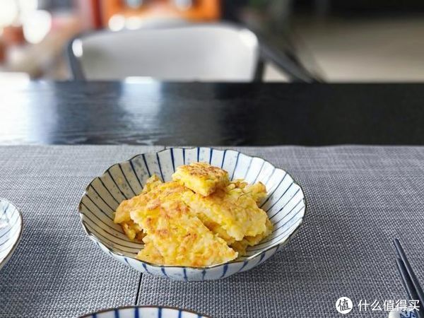 好吃|剩米饭别做蛋炒饭了，加这几样做煎饼，又香又好吃，太惊喜