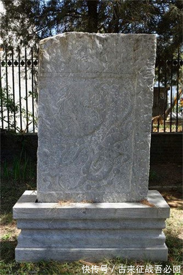 石板$浙江池塘边一块“搓衣板”,村民使用四五十年,被专家鉴定为圣旨