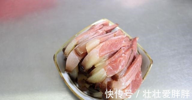 辣椒炒腊肉辣椒清脆,腊肉咸香,肥而不腻!