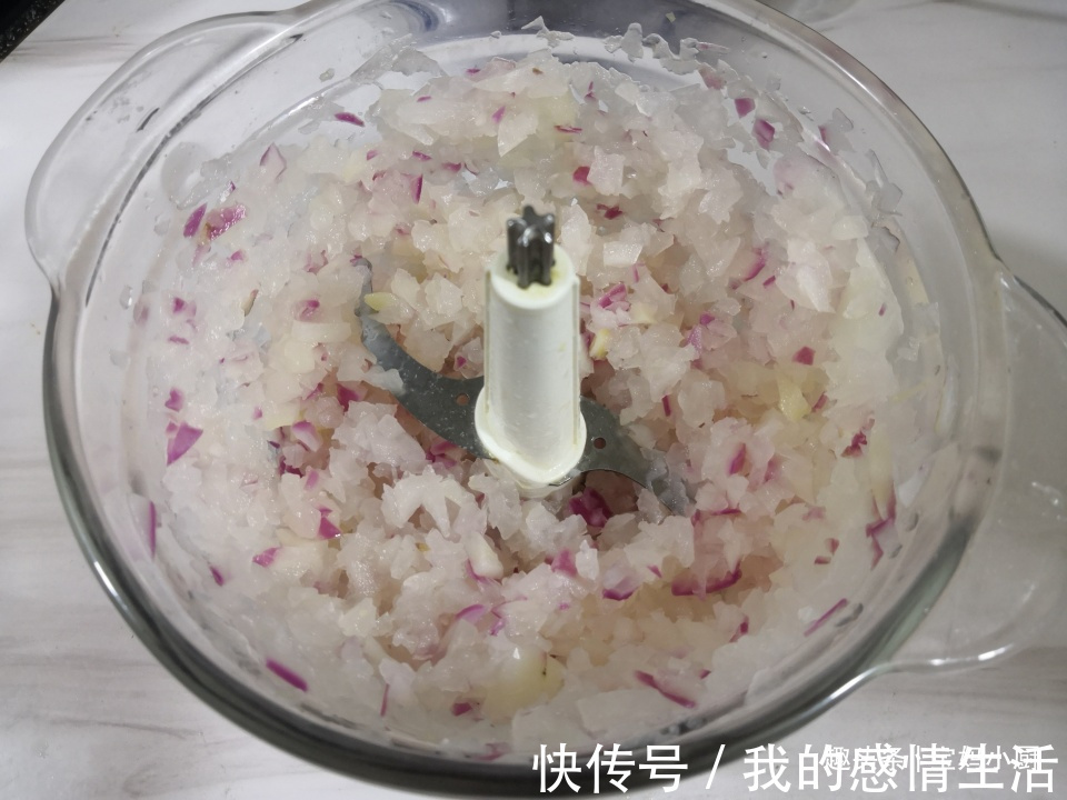 儿子去上班,带走20个萝卜馅大包子,都被同事抢光,纷纷要做法