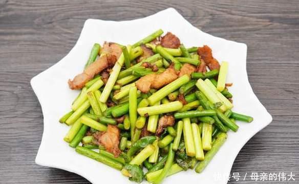 做蒜苔炒肉时,最忌直接下锅炒,多做1步,蒜苔鲜嫩翠绿,很入味