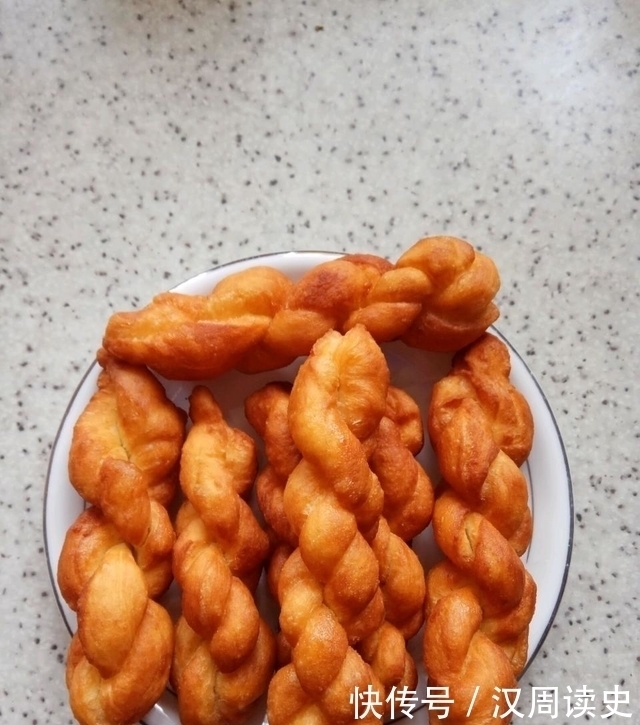 手把手教你做炸油条,做法简单零失误,金黄酥脆全家抢着吃!