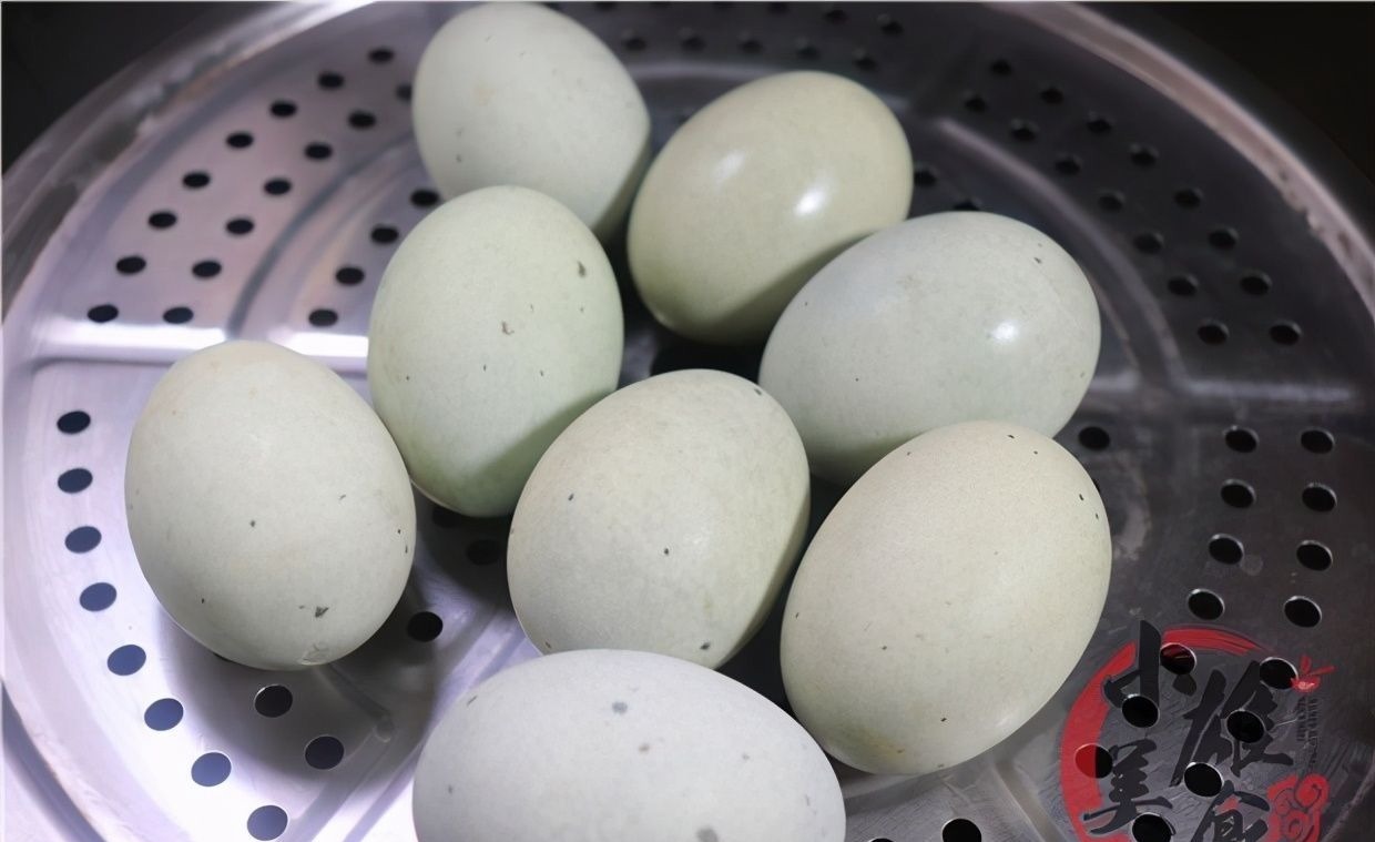松花蛋放锅里蒸一蒸,饭店48一份,自己做只要6元,待客倍有面