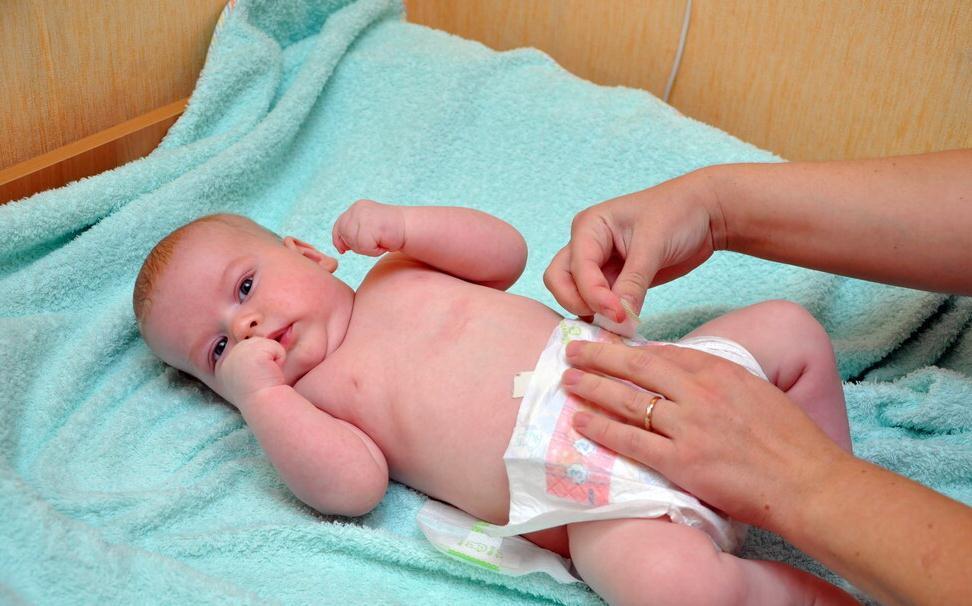 红屁屁|婴儿拉完臭臭后,用水洗还是用湿巾擦?踩过坑的妈妈才知道的做法