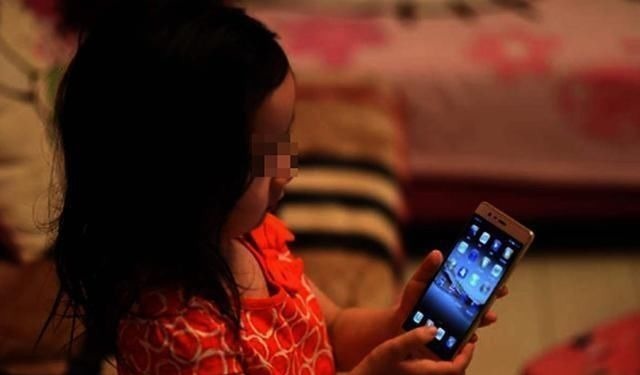 玩手机|经常玩手机的孩子,身上的这项能力,比不玩手机的孩子,要强太多