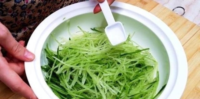 包萝卜饺子时,别放“此2物”,很多人会放,萝卜味道很怪还发苦