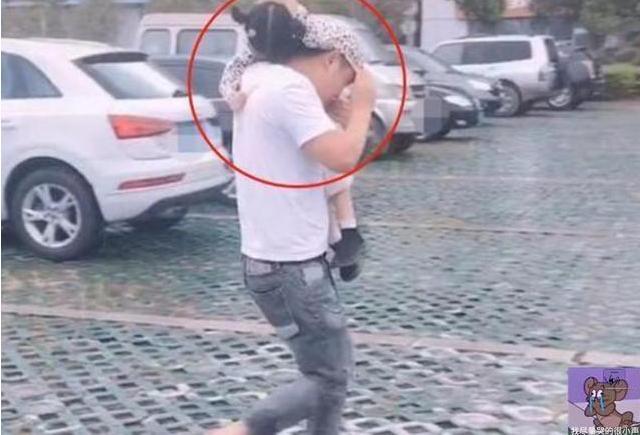 妈妈|“坑娃奶爸”火了,大雨中拿娃遮头,网友:回家后小心点