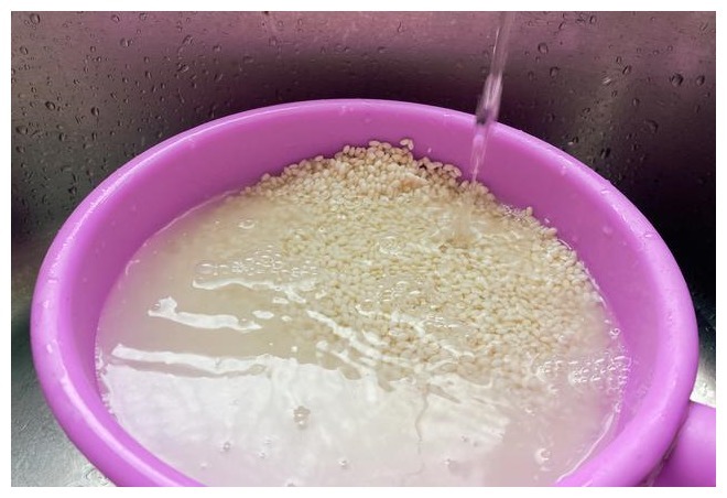 炒糯米饭要牢记2个小窍门,炒出来的糯米饭,粒粒晶莹,香甜软糯